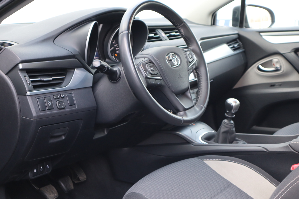 Toyota Avensis фото 9