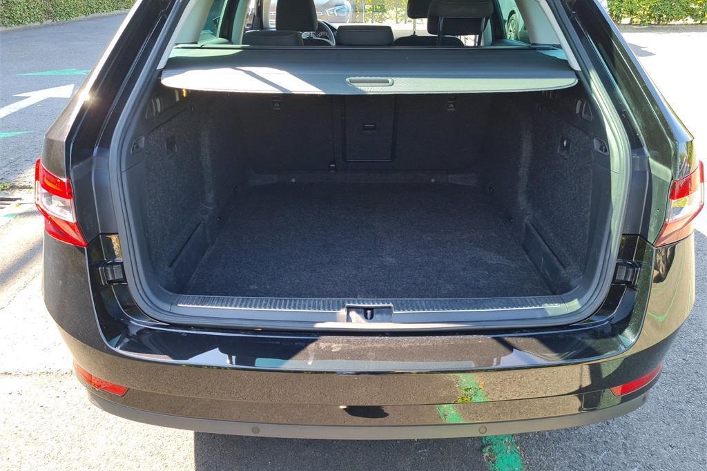 Skoda Superb Combi 2017 фото 25