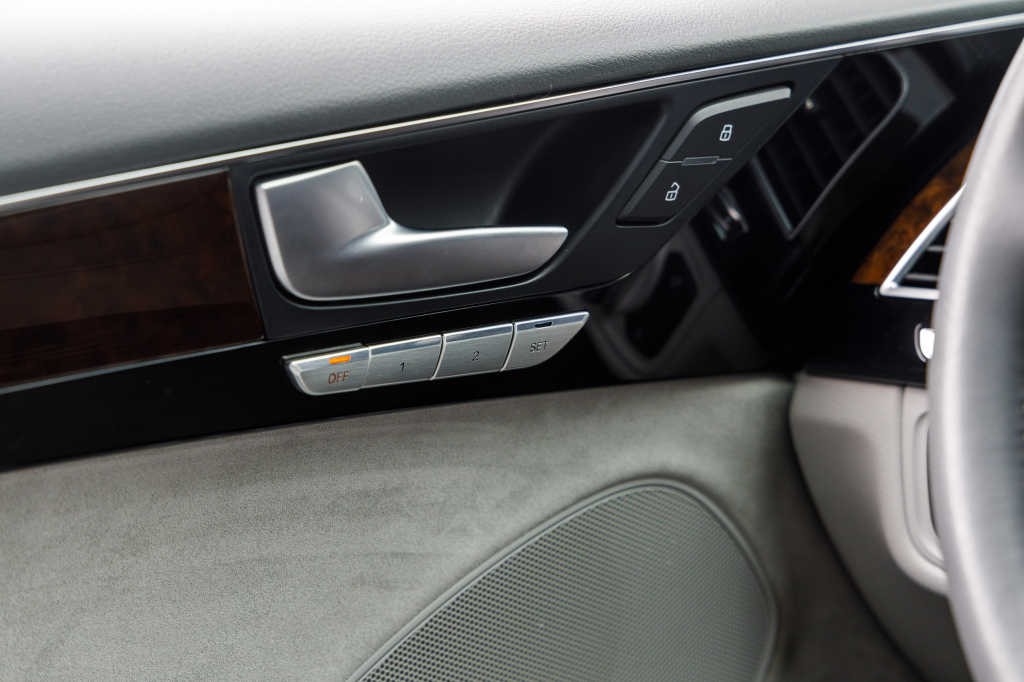 Audi A8 2014 photo 12