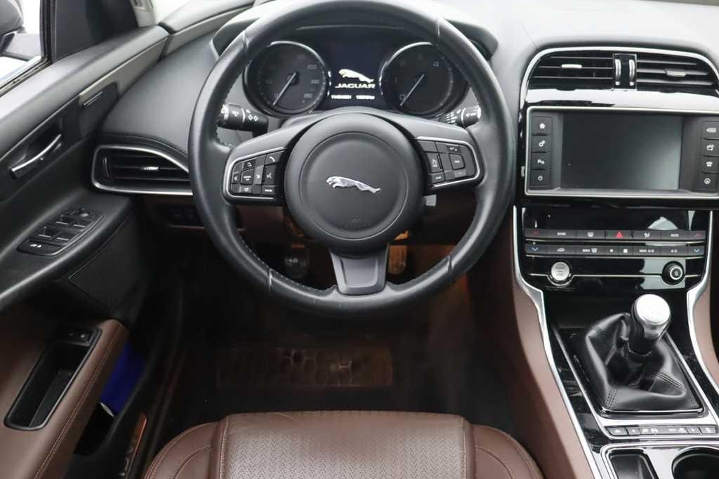 Jaguar XE 2015 photo 6