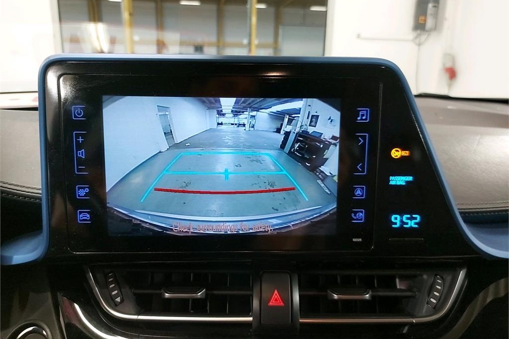 Toyota C-HR 2018 photo 2