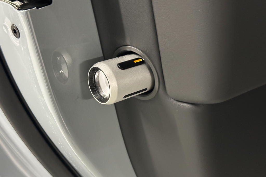 Rivian R1S 2023 photo 15