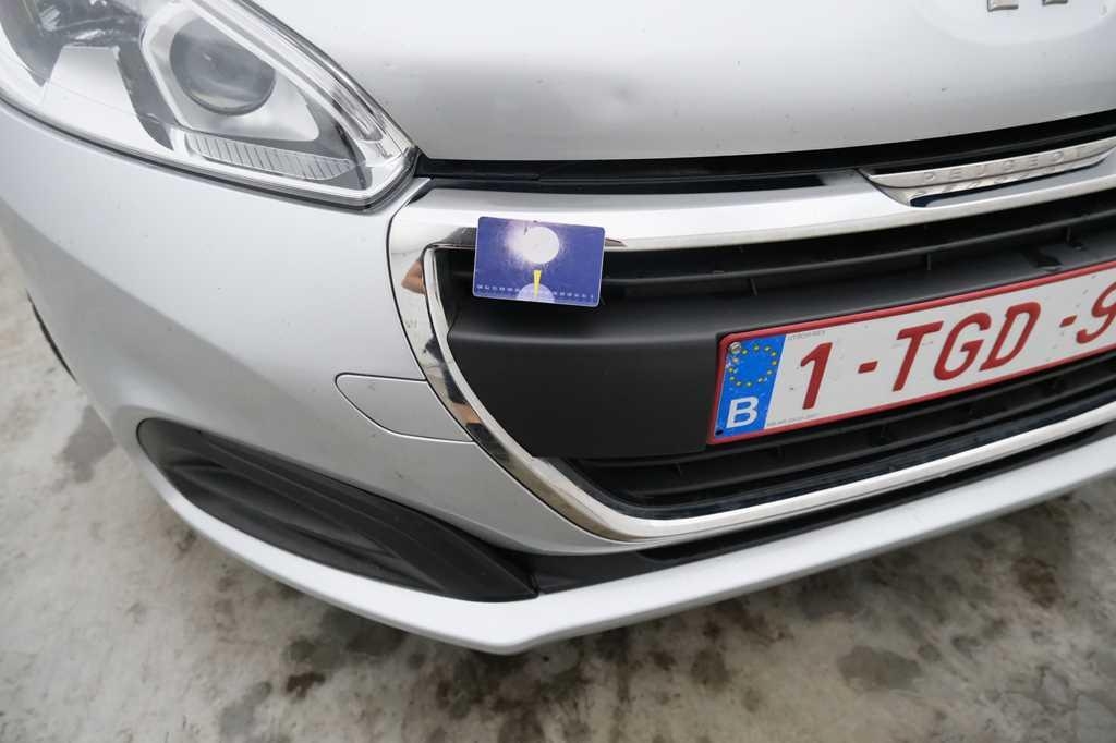 Peugeot 208 2017 фото 23