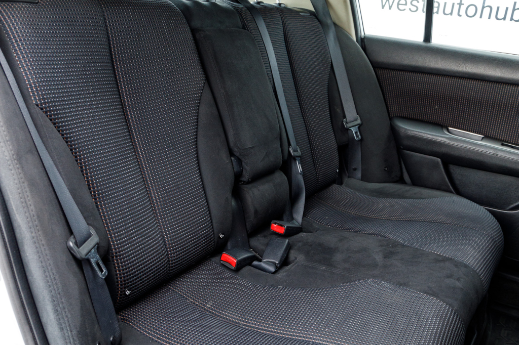 Nissan TIIDA 2010 photo 20