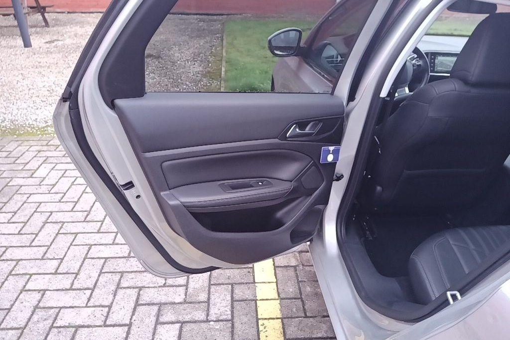 Peugeot 308 2016 фото 21