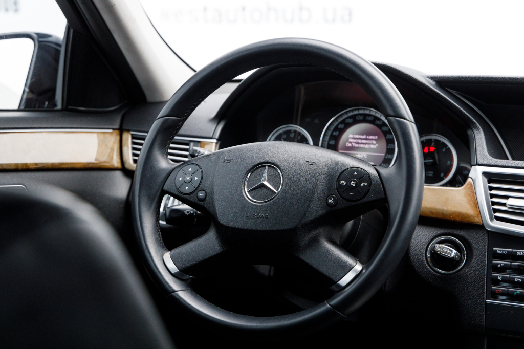 Mercedes-Benz E 200 CDI 2010 photo 20