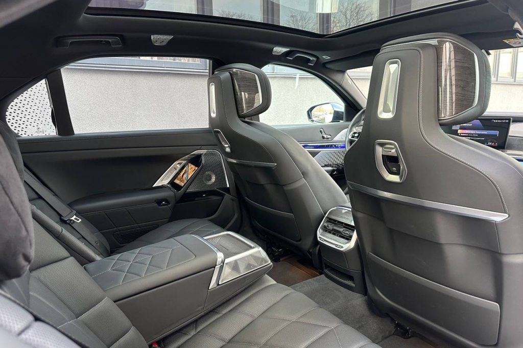 BMW i7 2023 фото 20