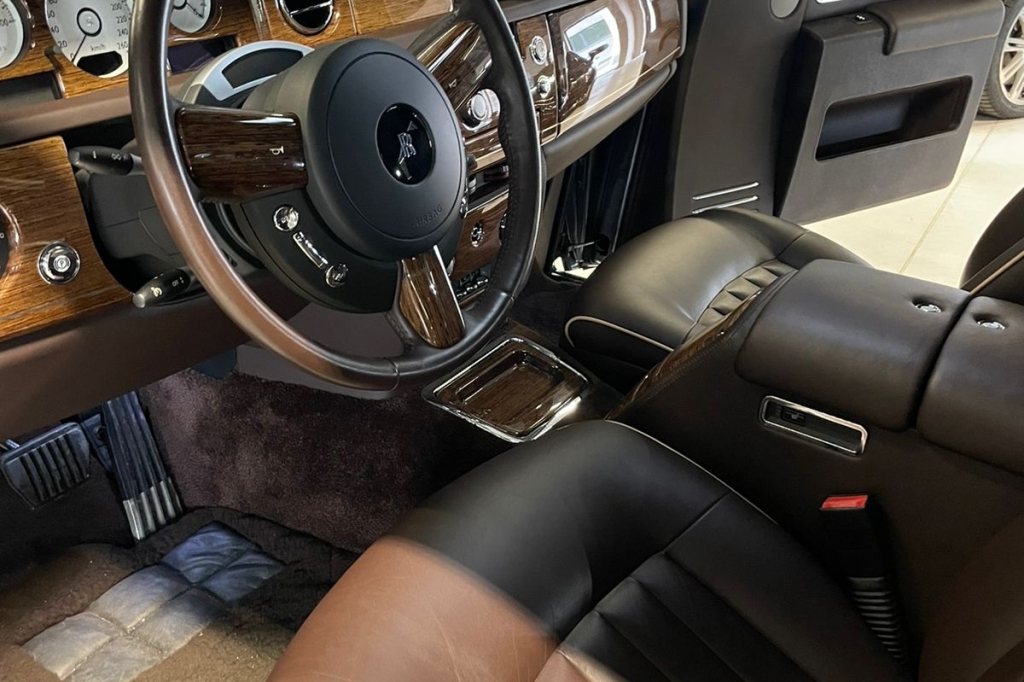 Rolls-Royce Phantom 2012 photo 3