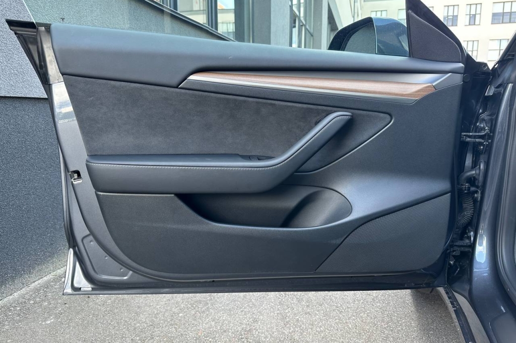 Tesla Model 3 2023 фото 10