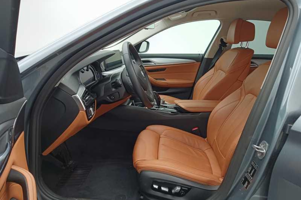 BMW 5 Series 2018 фото 2