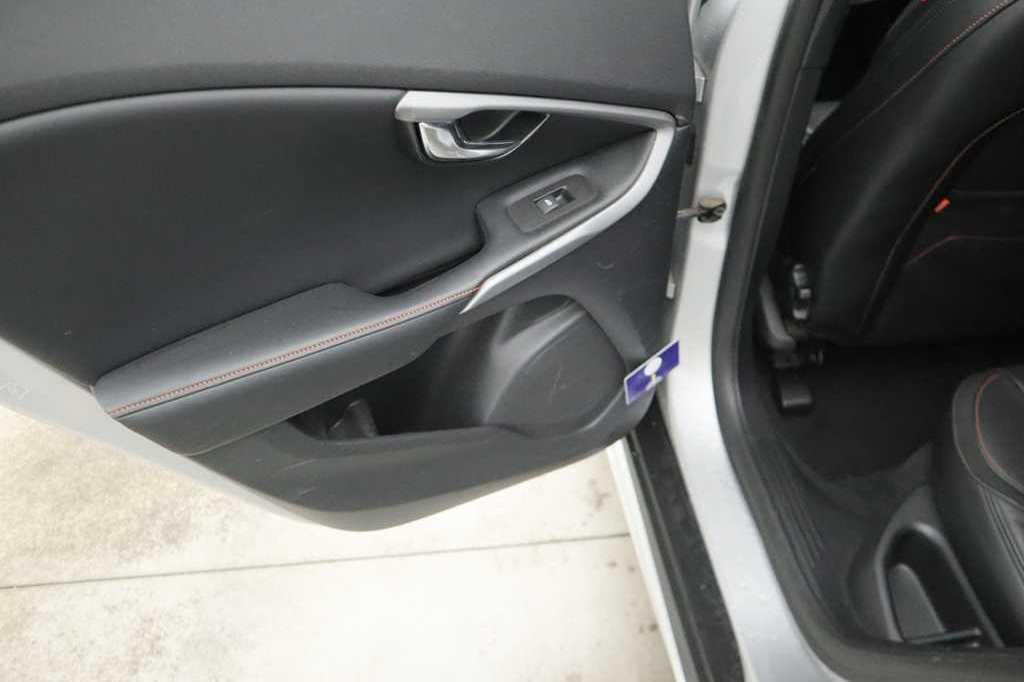 Volvo V40 Cross Country 2015 photo 11