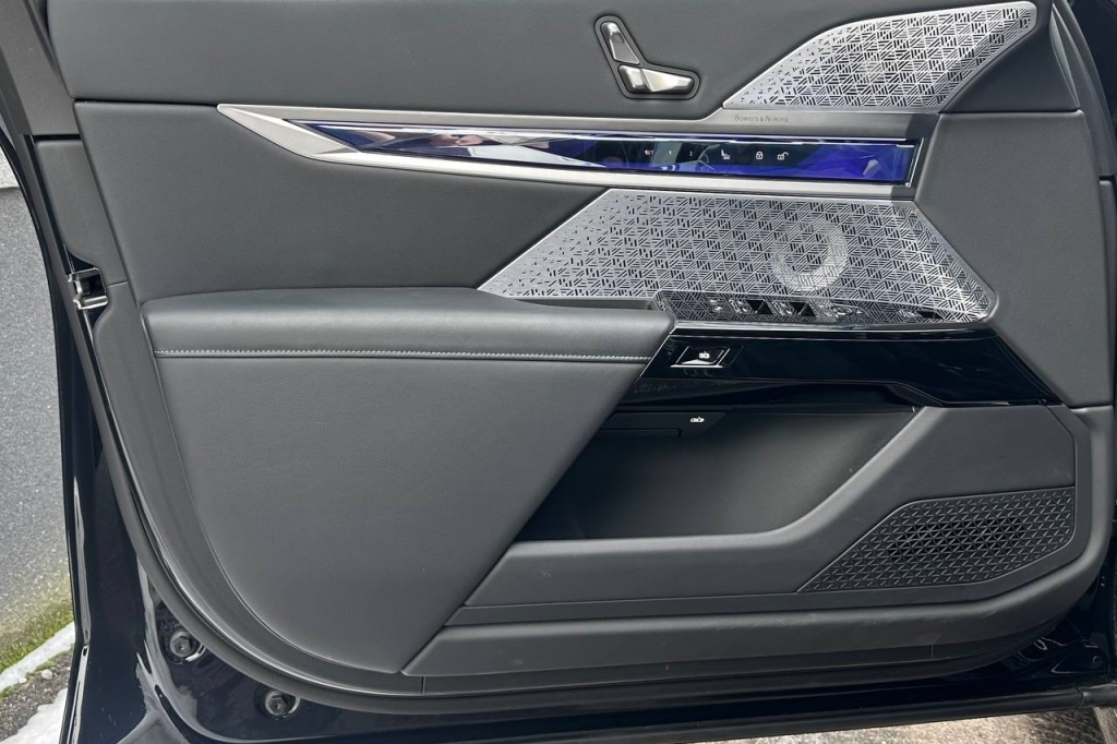 BMW i7 2023 фото 10