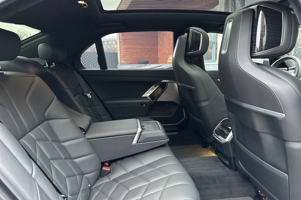 BMW i7 xDrive60 2023 фото 19