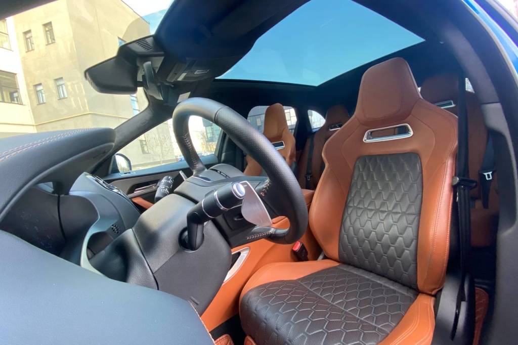 Jaguar F-Pace SVR 2020 фото 10