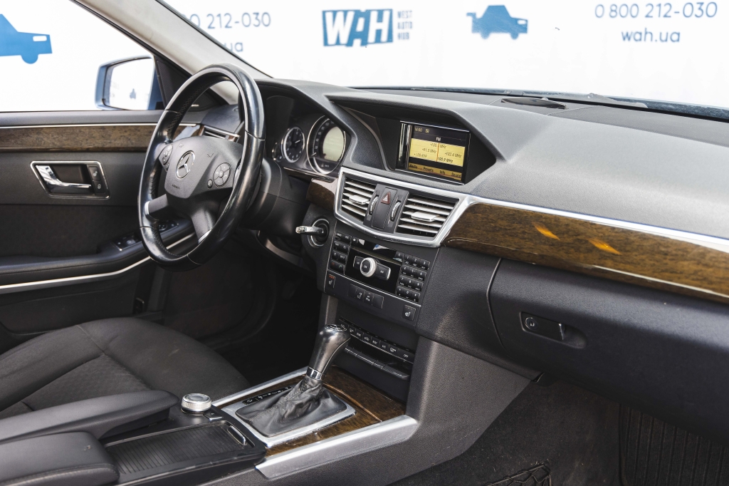 Mercedes-Benz E-Class 2010 photo 30