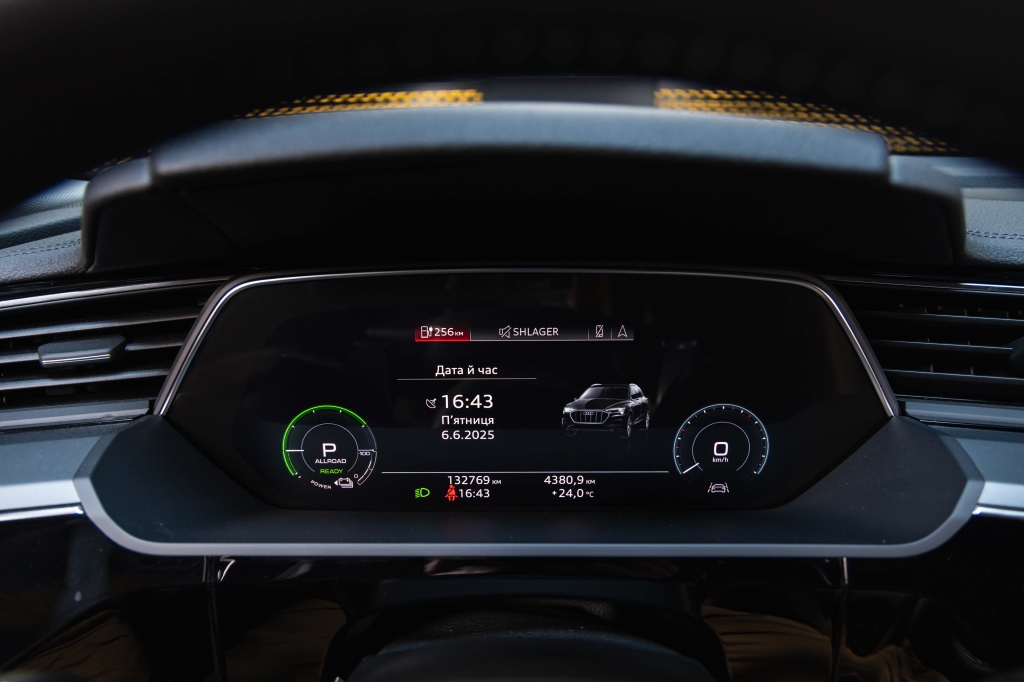 Audi e-tron 55 quattro 2019 фото Audi e-tron 55 quattro 2019 фото 21