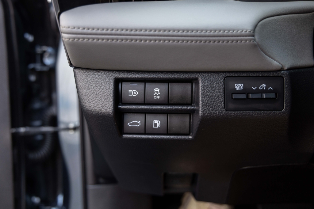 Toyota Avalon Hybrid 2020 photo 18