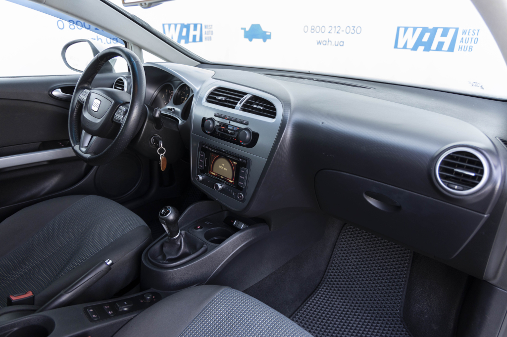 SEAT Leon 2011 фото 16