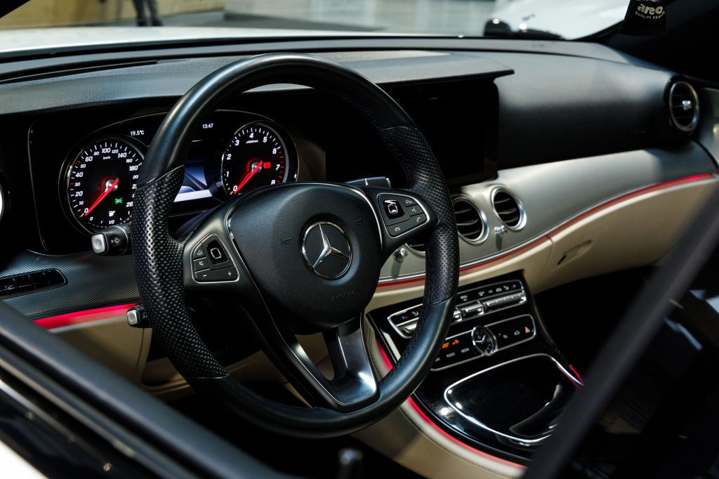 Mercedes-Benz E 200 4Matic AMG Line photo 7