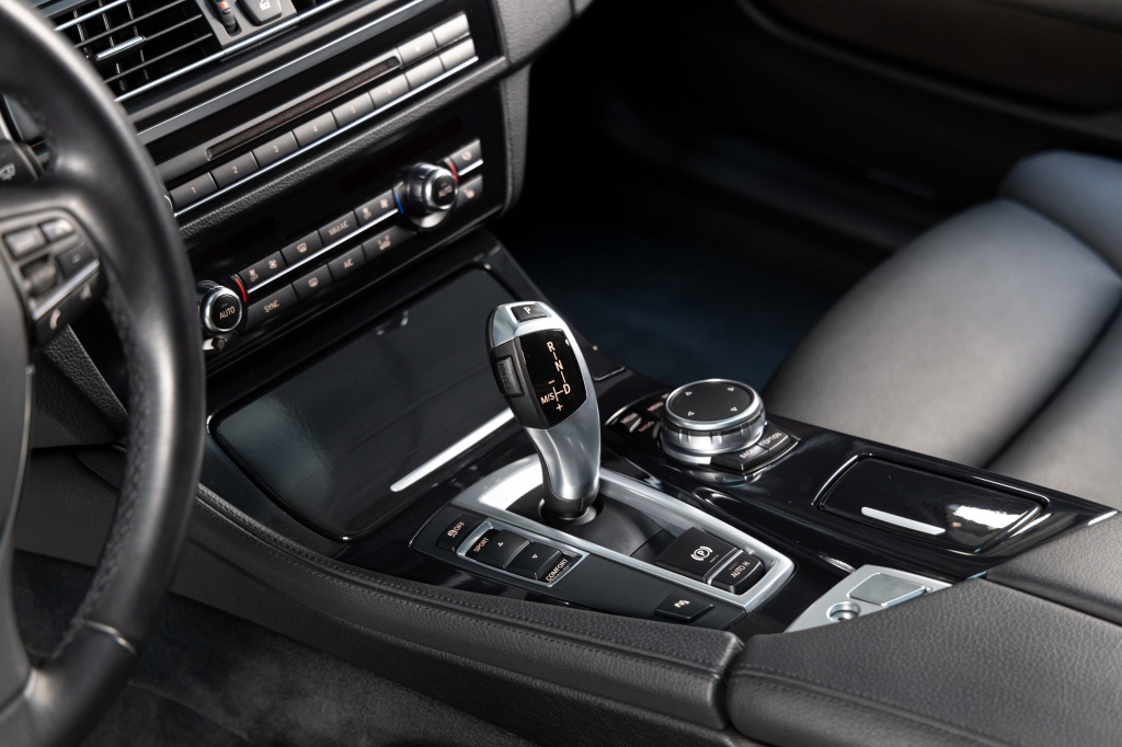 BMW 5 Series 2015 фото 25