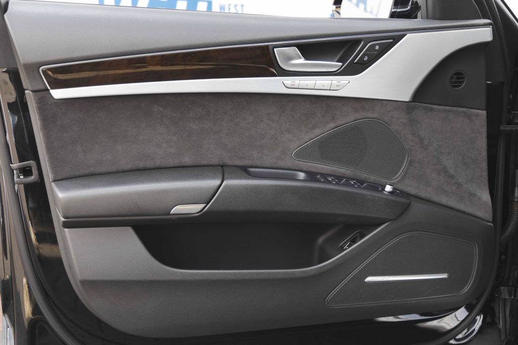 Audi A8 2015 photo 13