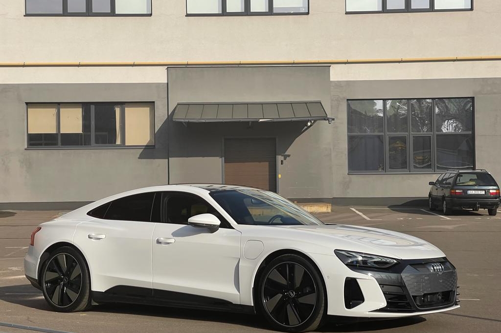 Audi e-tron GT 2021 фото 1