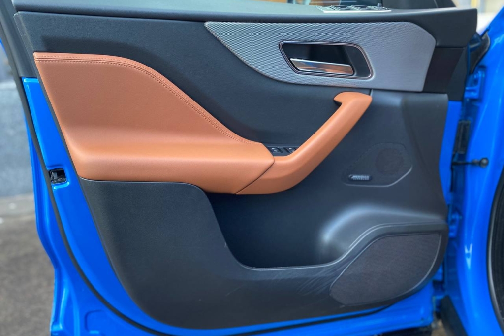 Jaguar F-Pace SVR 2020 фото 6