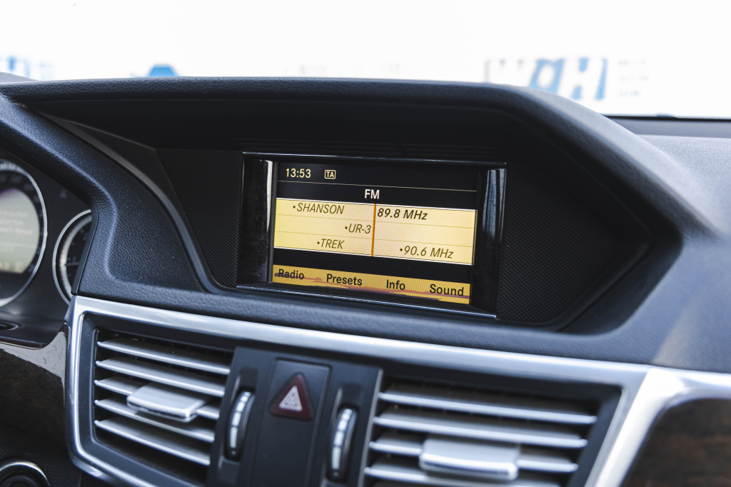 Mercedes-Benz E-Class 2010 photo 32