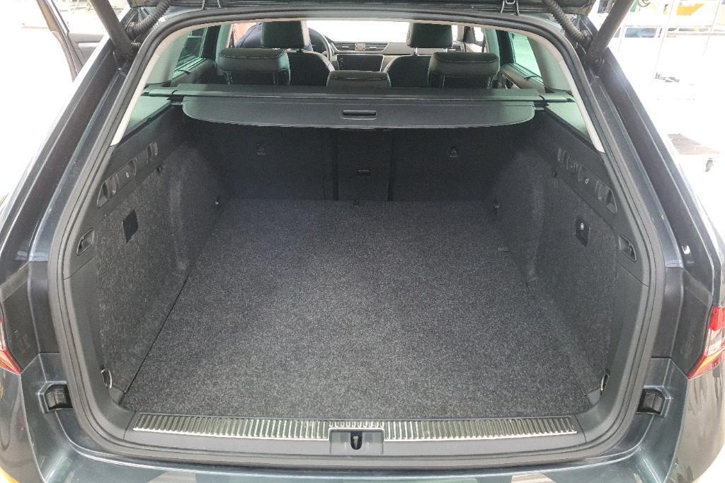 Skoda Superb Combi 2020 фото 4
