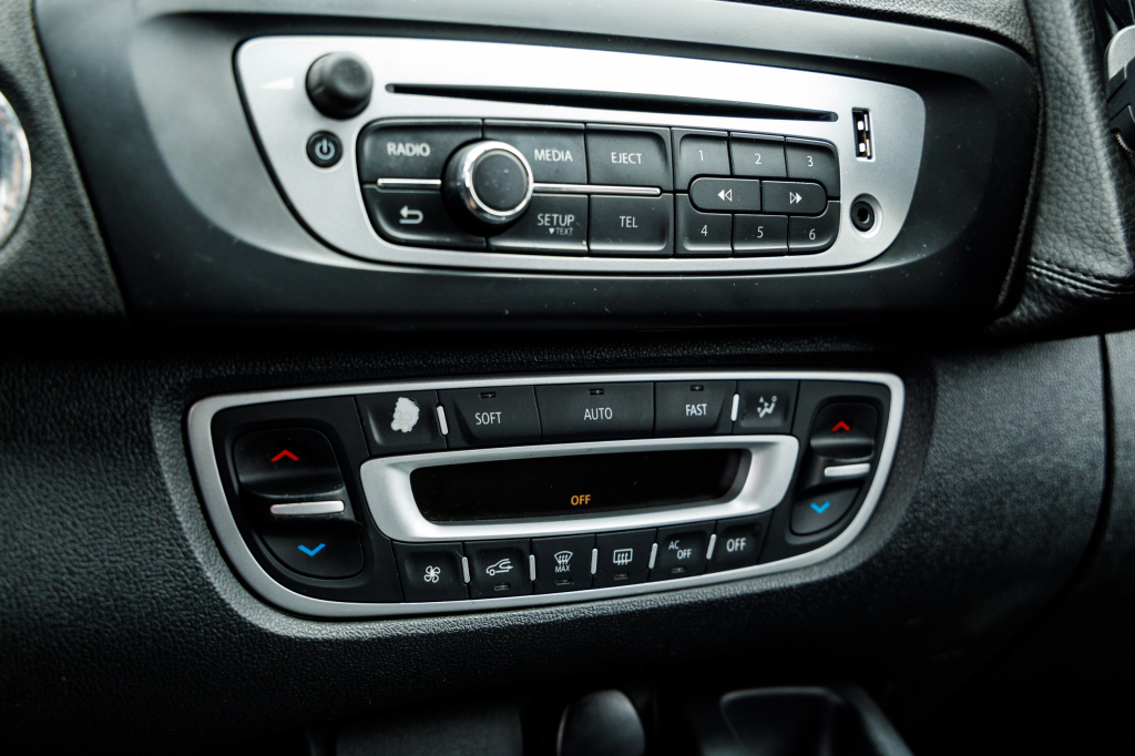 Renault Megane Scenic 2014 photo 16