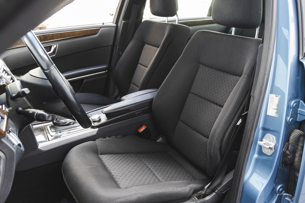 Mercedes-Benz E-Class 2010 photo 19