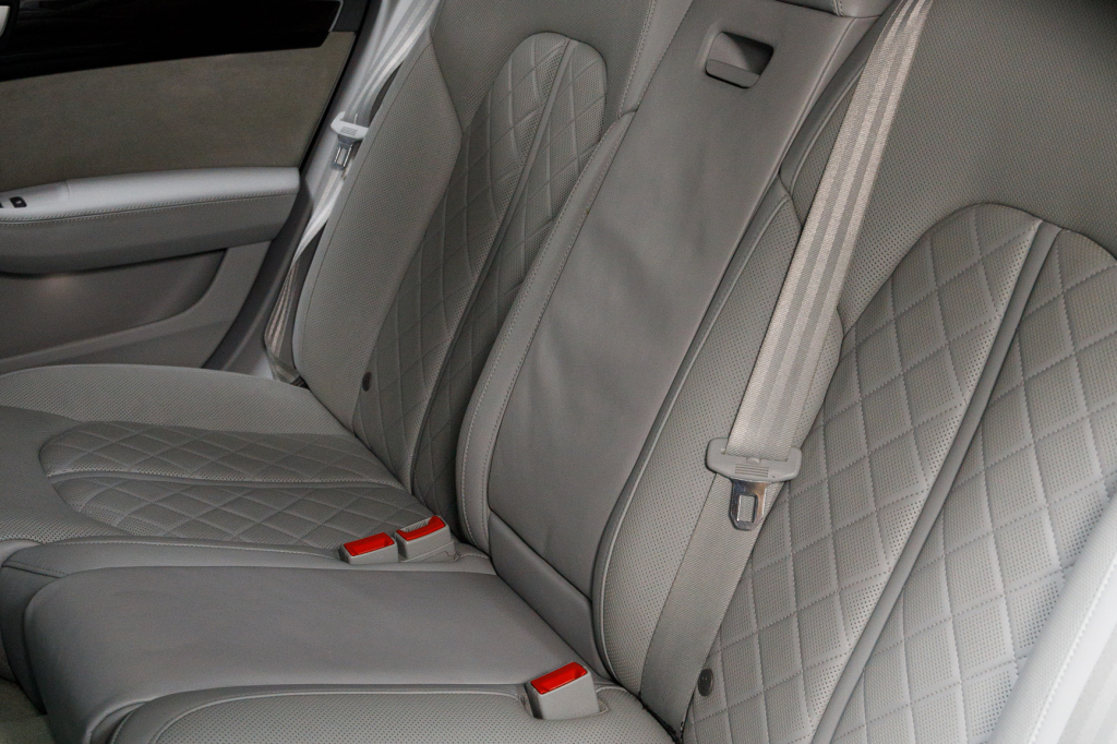 Audi A8 2014 photo 25