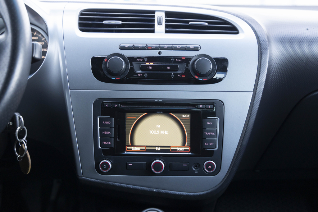 SEAT Leon 2011 фото 23