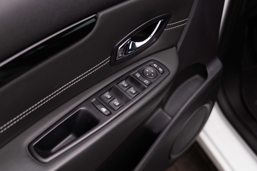 Renault Scenic 2015 фото 12