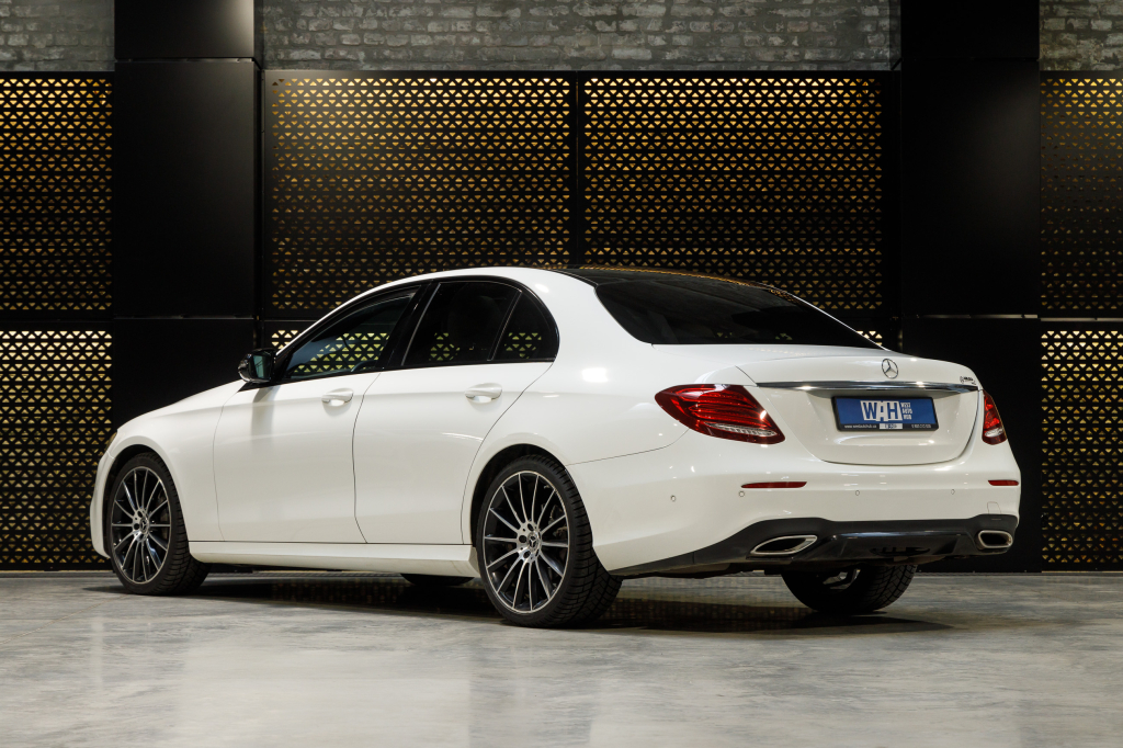 Mercedes-Benz E 200 4Matic AMG Line photo 3