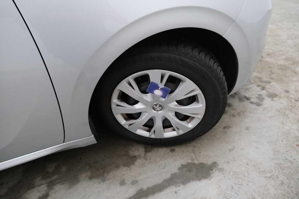 Peugeot 208 2017 фото 16