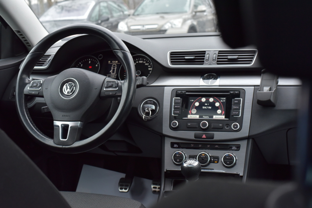 Volkswagen Passat B7 Panorama 2012 photo 15