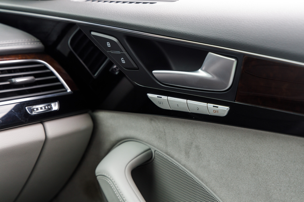 Audi A8 2014 photo 45