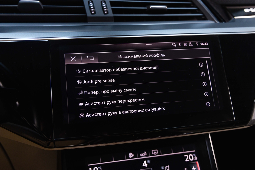Audi e-tron 55 quattro 2019 фото Audi e-tron 55 quattro 2019 фото 26