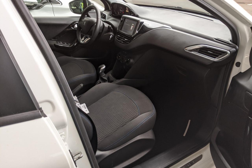 Peugeot 208 2019 фото 5