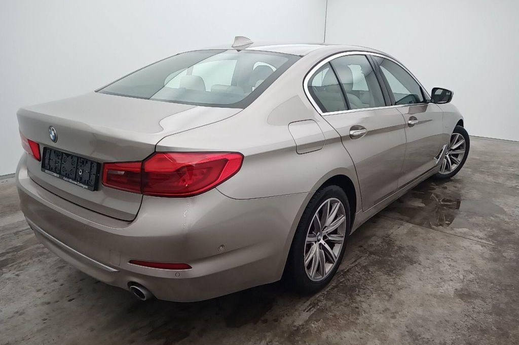 BMW 5 Series 2017 фото 3