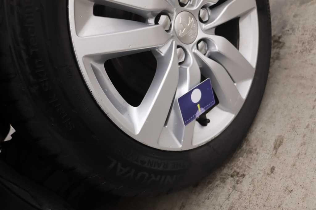 Peugeot 308 2016 фото 9