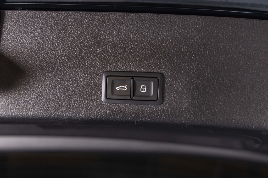 Audi e-tron 55 quattro 2019 фото Audi e-tron 55 quattro 2019 фото 36