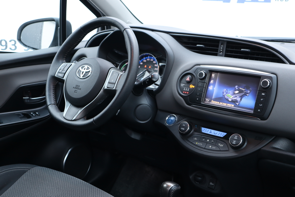 Toyota Yaris photo 8