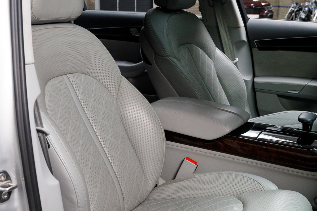 Audi A8 2014 photo 24