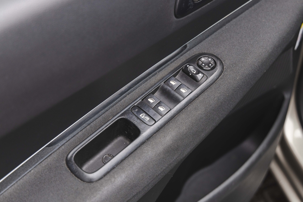 Peugeot 5008 2012 photo 16