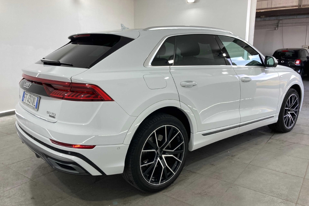 Audi Q8 2019 фото 3