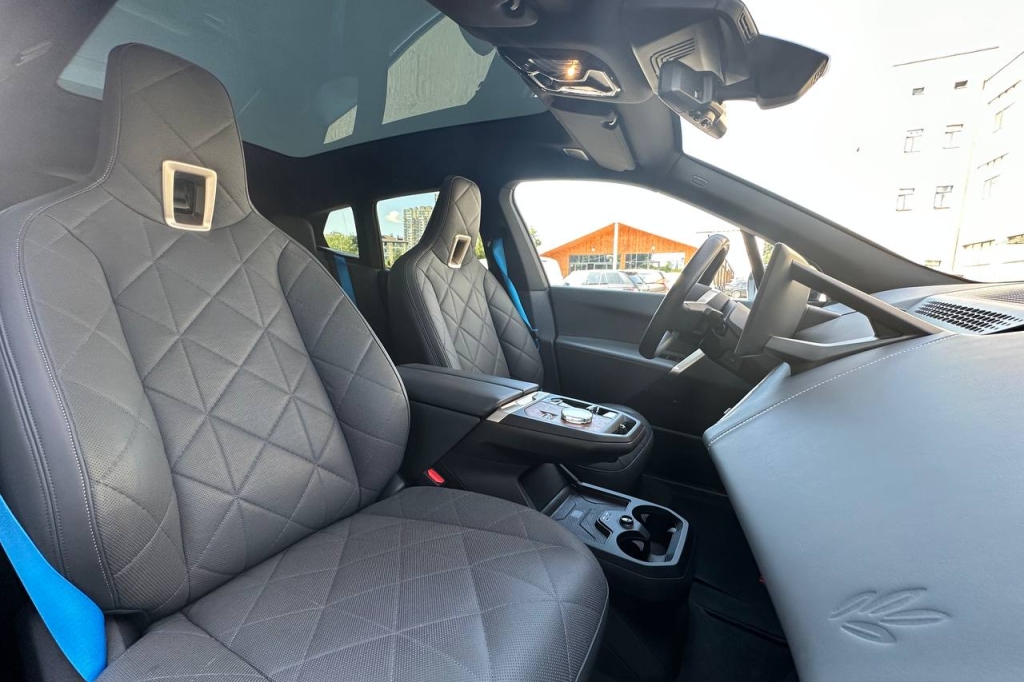 BMW iX M60 2022 фото 16