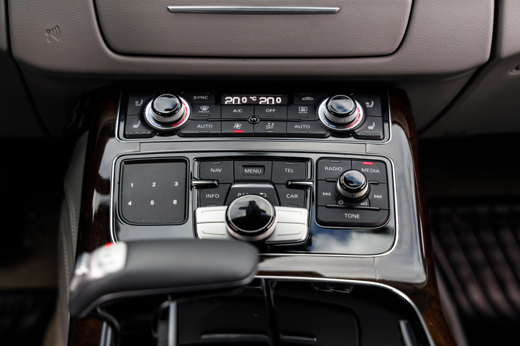 Audi A8 2014 photo 46