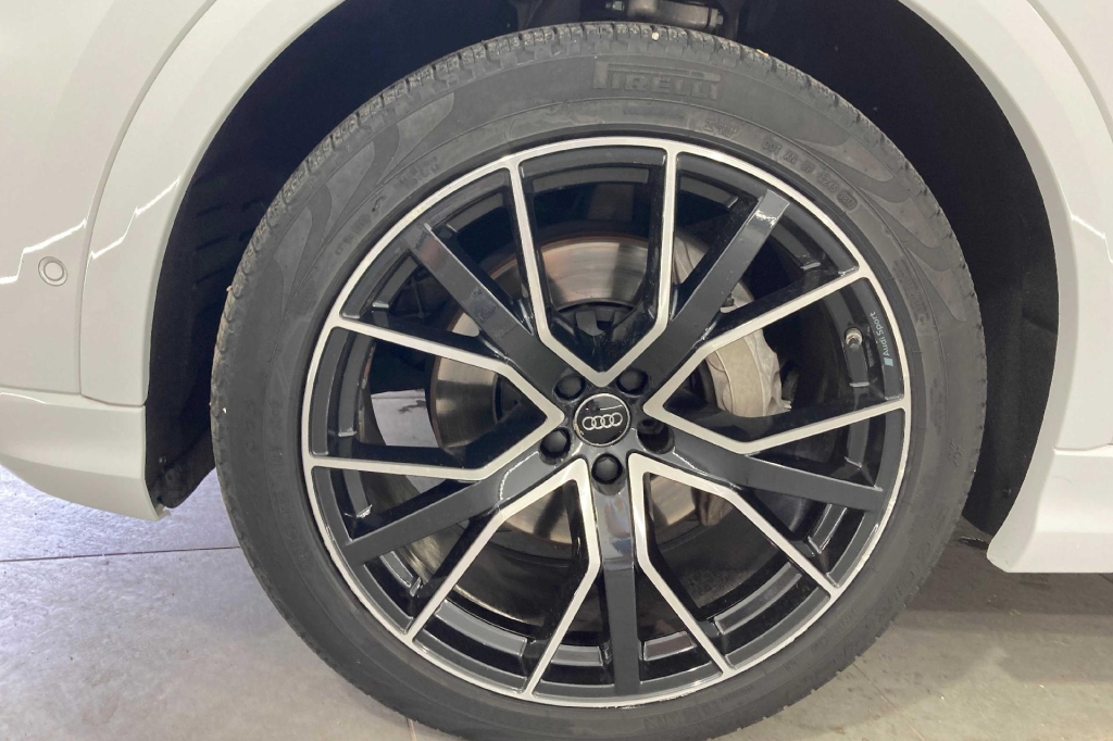 Audi Q8 2019 фото 6